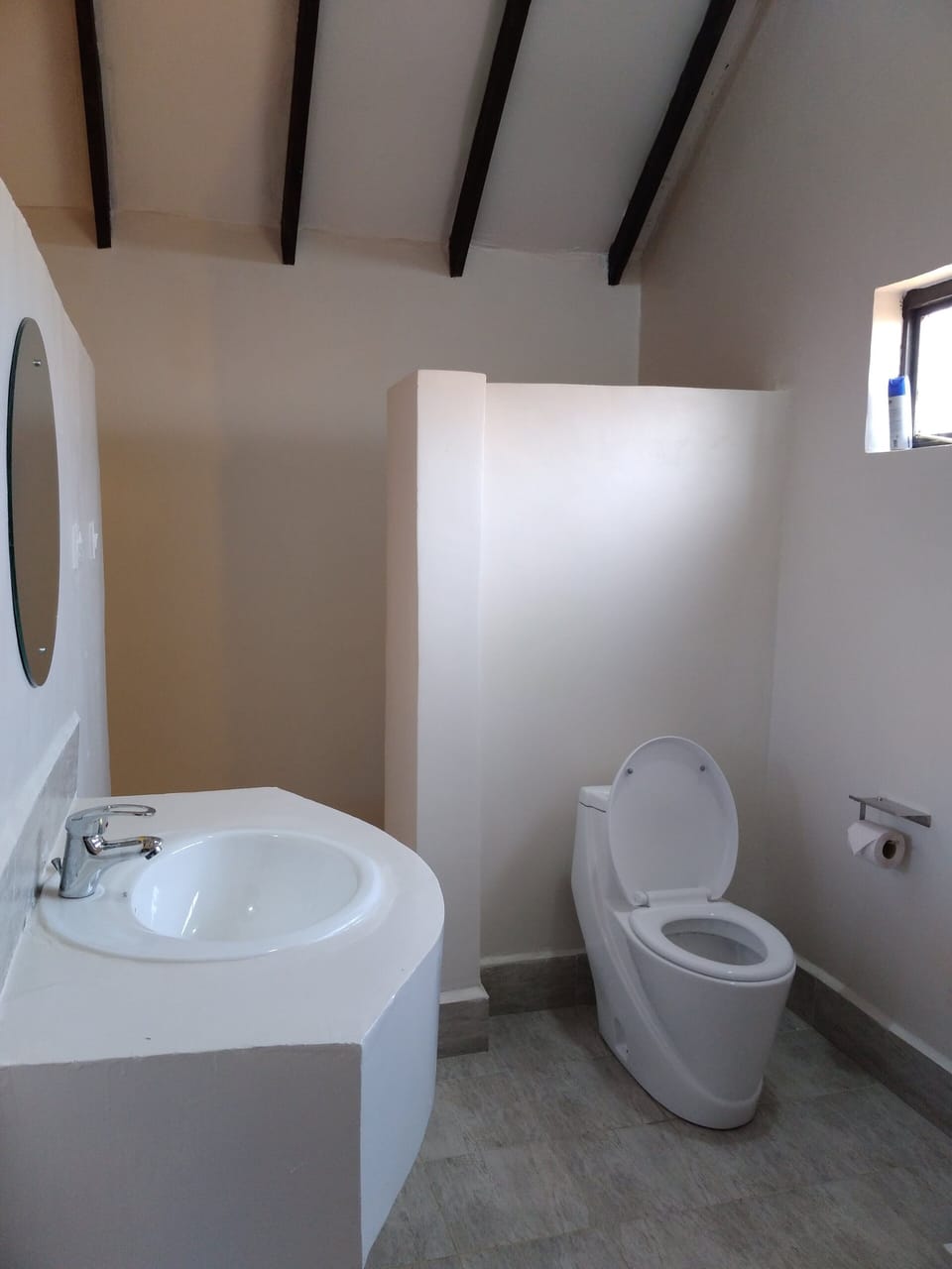 Luxury Room | Bathroom | Shower, rainfall showerhead, towels