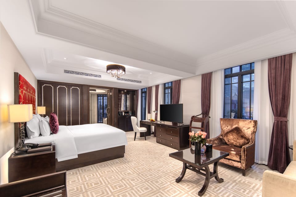 Art Deco Executive Room Oriental Pearl Tower View | 1 bedroom, down comforters, in-room safe, desk