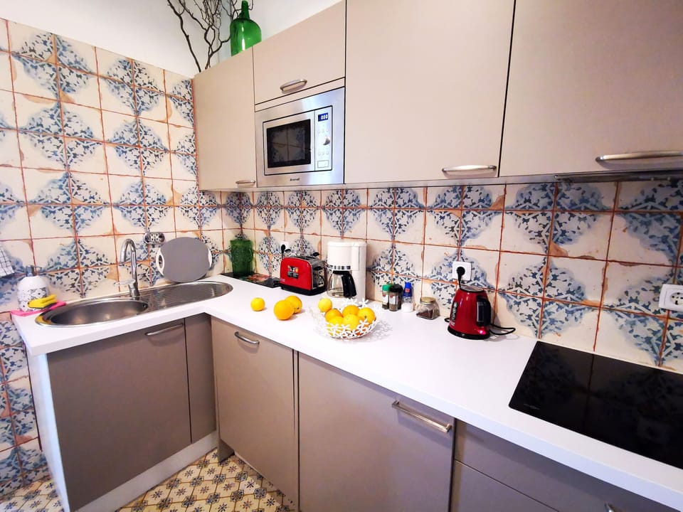 Basic Apartment, 1 Bedroom, Non Smoking | Private kitchen | Full-size fridge, microwave, stovetop, dishwasher