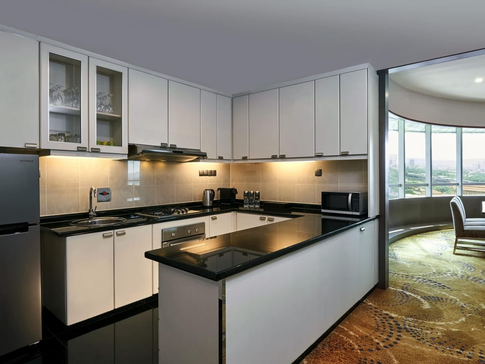 Club Penthouse, 1 King Bed, Club Lounge Access | Hypo-allergenic bedding, minibar, in-room safe, desk