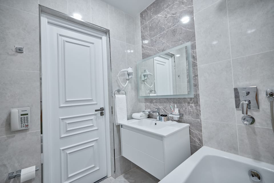 Combined shower/tub, slippers, towels