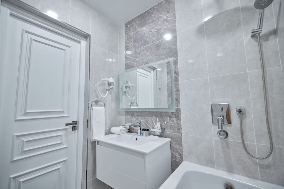Combined shower/tub, slippers, towels