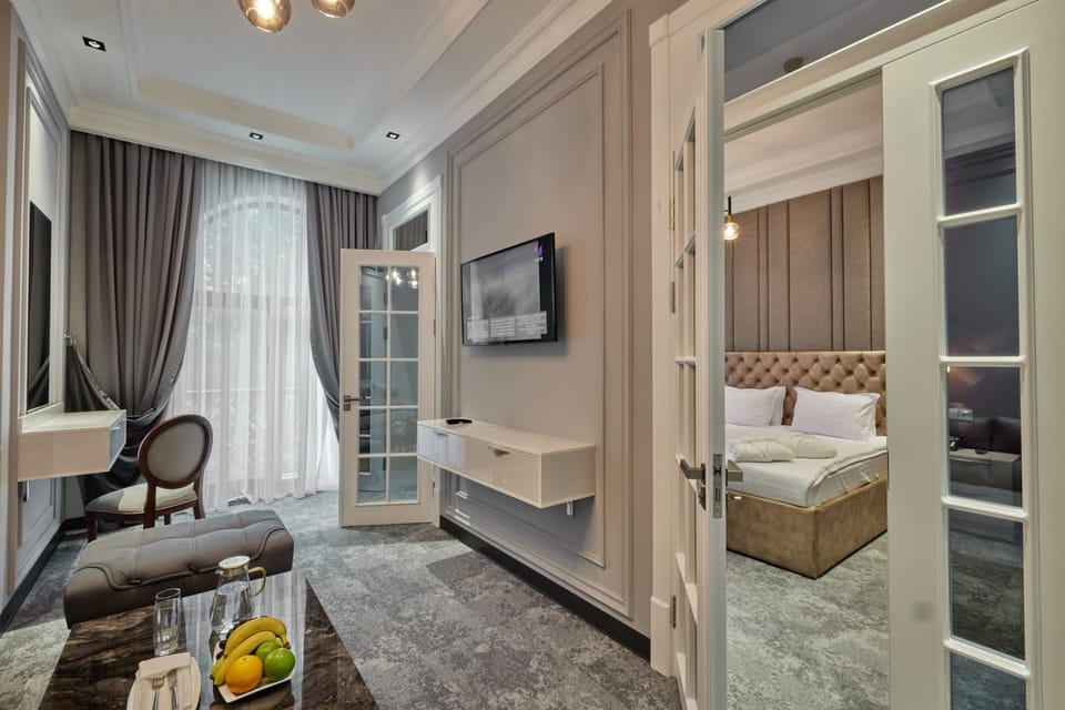 Luxury Double Room | In-room safe, iron/ironing board (on request), WiFi (free), bed sheets