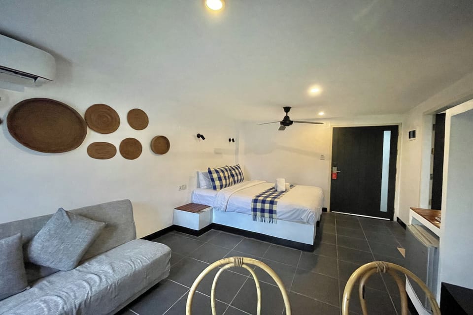 Junior Suite | Desk, WiFi (free), bed sheets