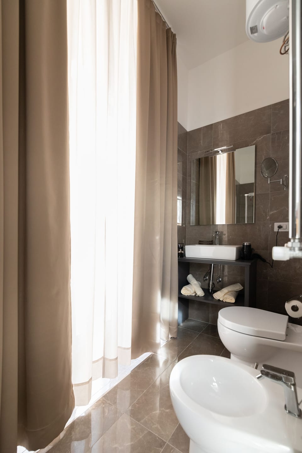 Deluxe Room con due balconi | Bathroom | Hair dryer, bidet
