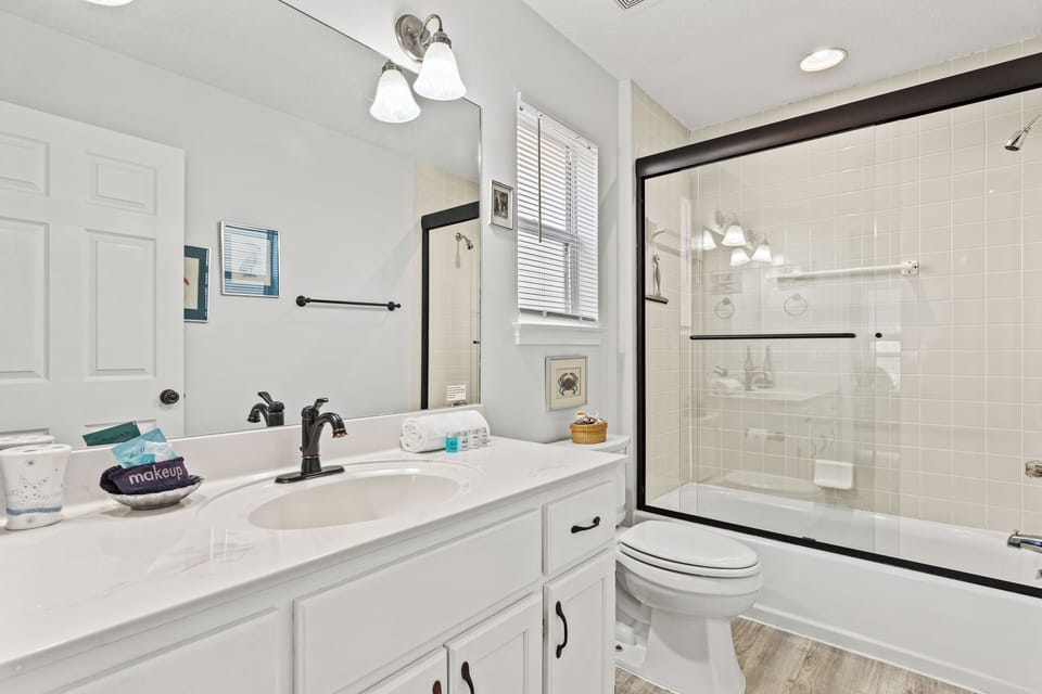 Vacation in This Gorgeous 2-story Home! 3 BR 3 BA! Sleeps 8! House in Sunnyside