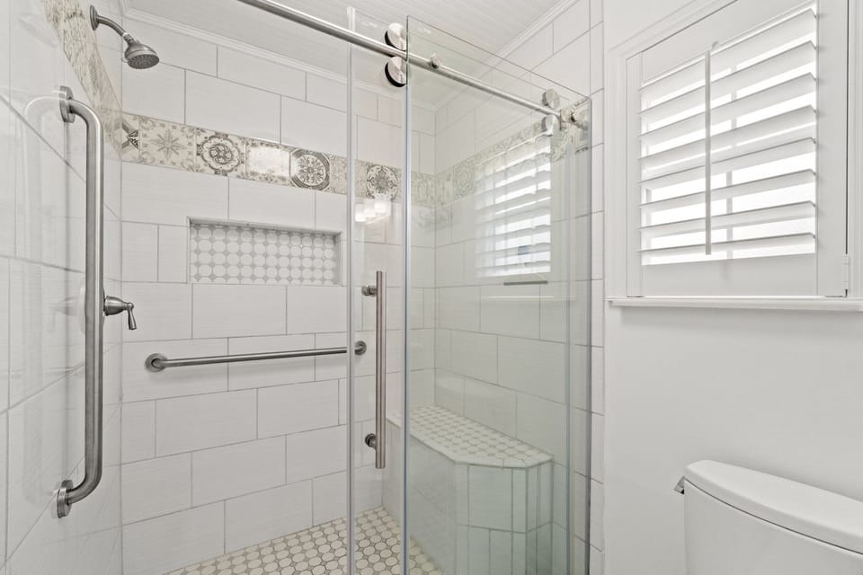 Contemporary Bungalow / West End PCB / Available Now! / Perfect for Family House in Sunnyside