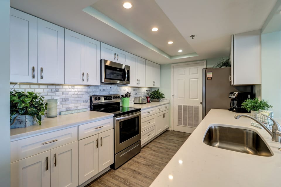 Condo, Multiple Beds, Hot Tub, Ocean View | Private kitchen