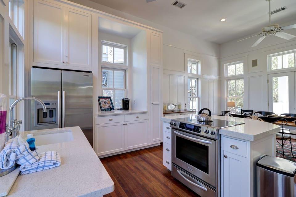 House, Multiple Beds, Patio | Private kitchen | Fridge, microwave, oven, stovetop