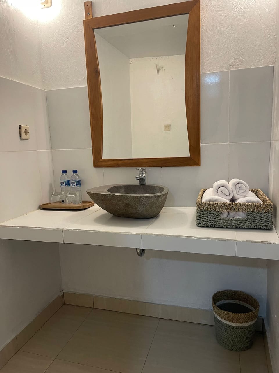 Deluxe Double Room | Bathroom | Shower, rainfall showerhead, free toiletries, hair dryer