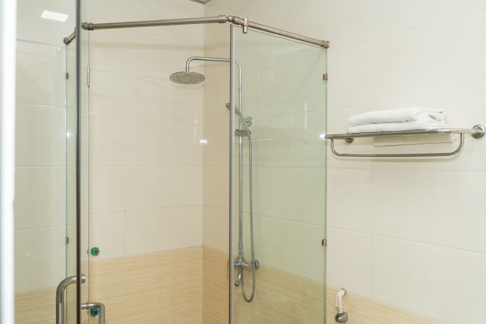 Shower, free toiletries