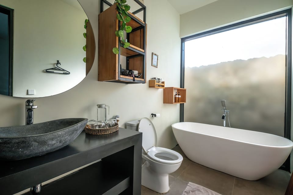 Comfort Suite | Bathroom | Separate tub and shower, free toiletries, hair dryer, towels