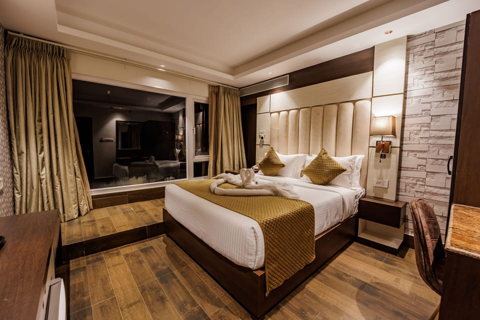 Connect Room | Minibar, in-room safe, individually furnished, iron/ironing board