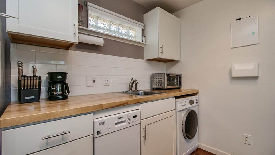 Studio (1 Bedroom) | Private kitchen | Fridge, microwave, stovetop, dishwasher