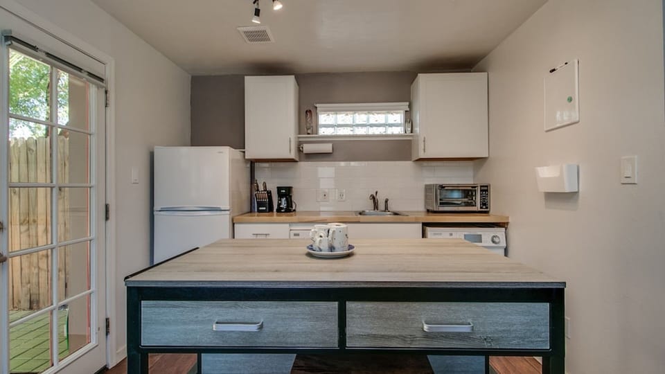 Studio (1 Bedroom) | Private kitchen | Fridge, microwave, stovetop, dishwasher
