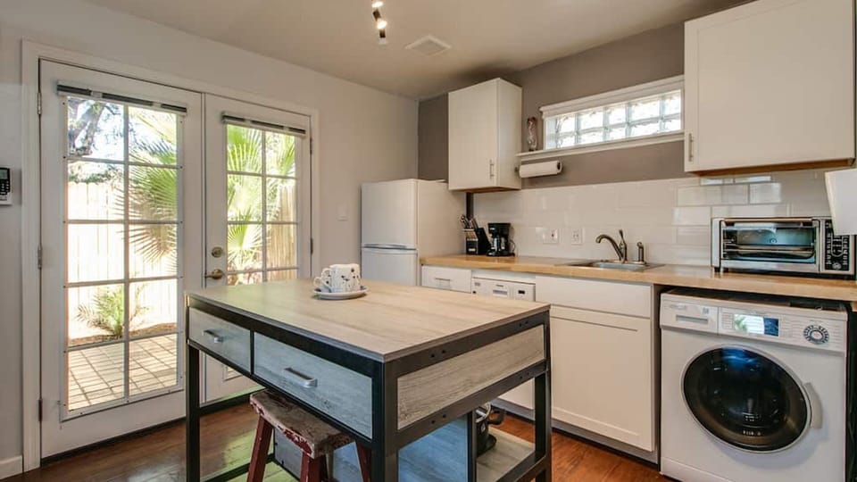 Studio (1 Bedroom) | Private kitchen | Fridge, microwave, stovetop, dishwasher