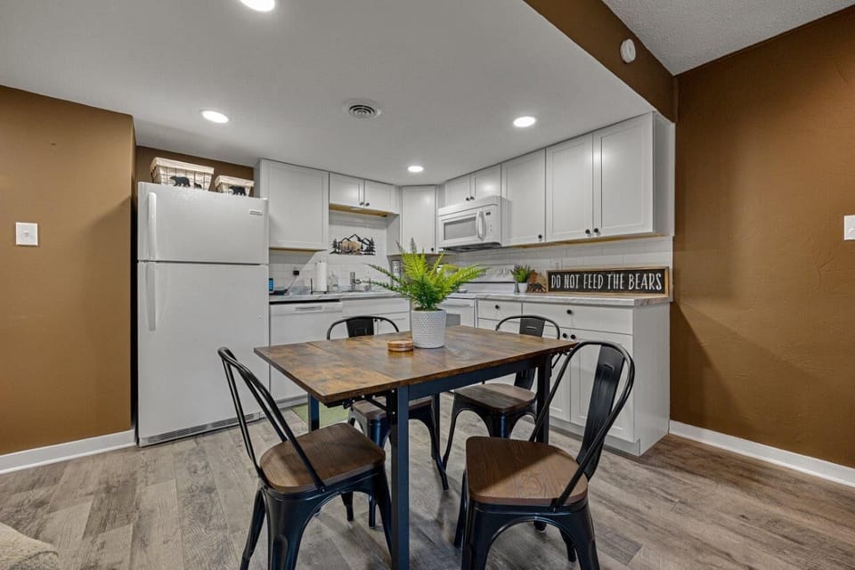 Condo, 1 Queen Bed with Sofa bed, Patio, Garden View | Private kitchen | Fridge, microwave, oven, stovetop