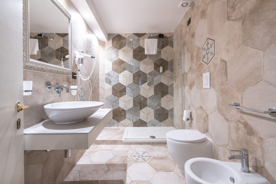 Deluxe Room | Bathroom | Shower, rainfall showerhead, hair dryer, bidet