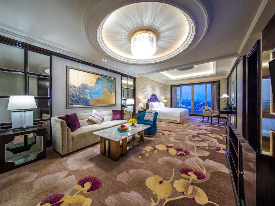 Premium bedding, down comforters, minibar, in-room safe