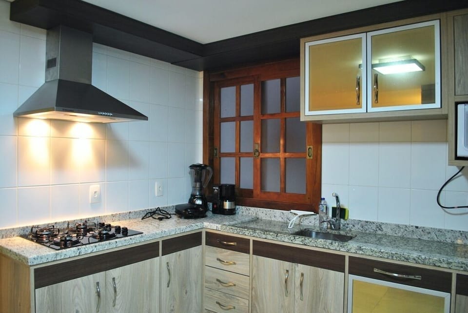 Apartamento 002 | Private kitchen | Fridge, microwave, cookware/dishes/utensils