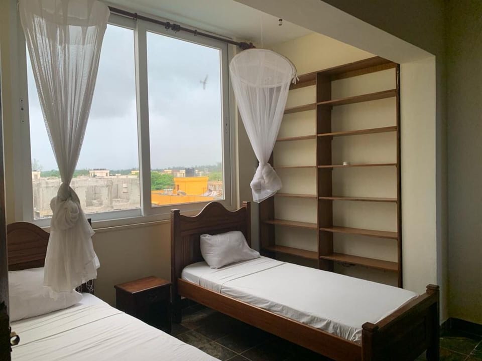 4 Bed Flat - Sleeps 8 - Pets - Pool - Parking Apartment in Mombasa County