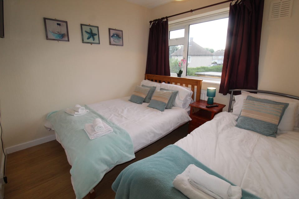 House | 5 bedrooms, blackout drapes, iron/ironing board, free WiFi