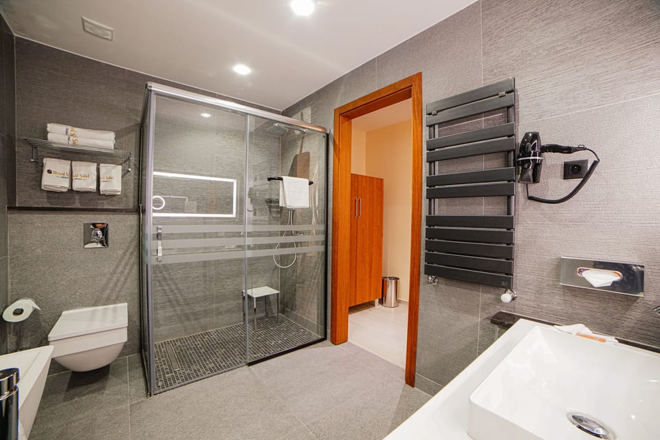 Shower, hydromassage showerhead, hair dryer, heated floors (bathroom)