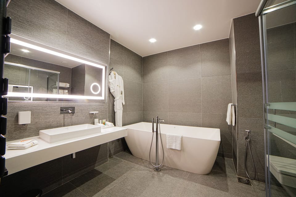 Senior Suite | Bathroom | Shower, hydromassage showerhead, hair dryer, heated floors (bathroom)