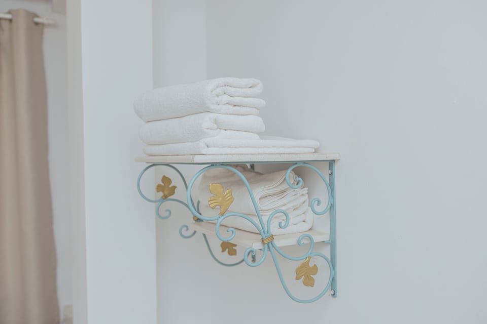 Premium bedding, down comforters, minibar, desk