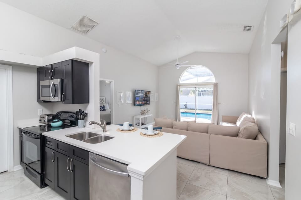 House, Multiple Beds, Pool Access, Pool View (Cozy on Cavendish) | Private kitchen | Fridge, microwave, oven, stovetop