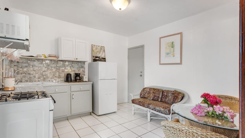 Comfort Room, 1 Queen Bed | 1 bedroom, individually decorated, individually furnished, desk