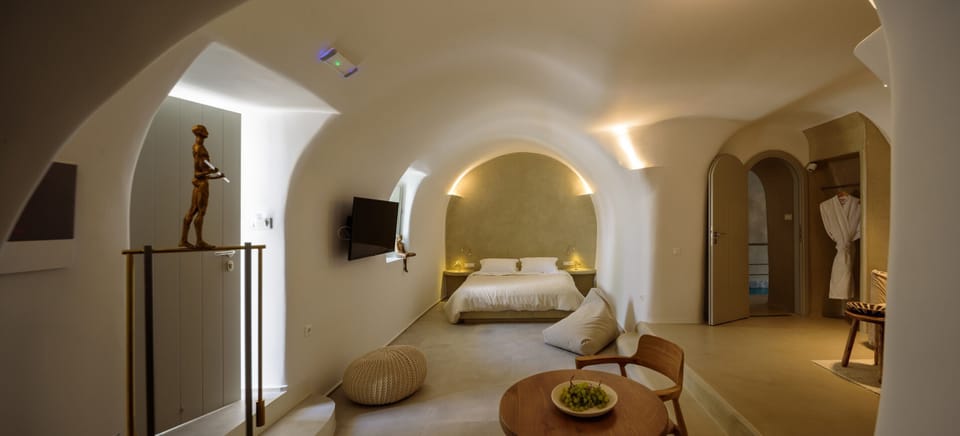 Luxury Suite, Hot Tub, Garden View | 1 bedroom, Egyptian cotton sheets, premium bedding, in-room safe