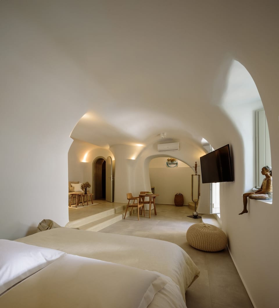 Luxury Suite, Hot Tub, Garden View | 1 bedroom, Egyptian cotton sheets, premium bedding, in-room safe