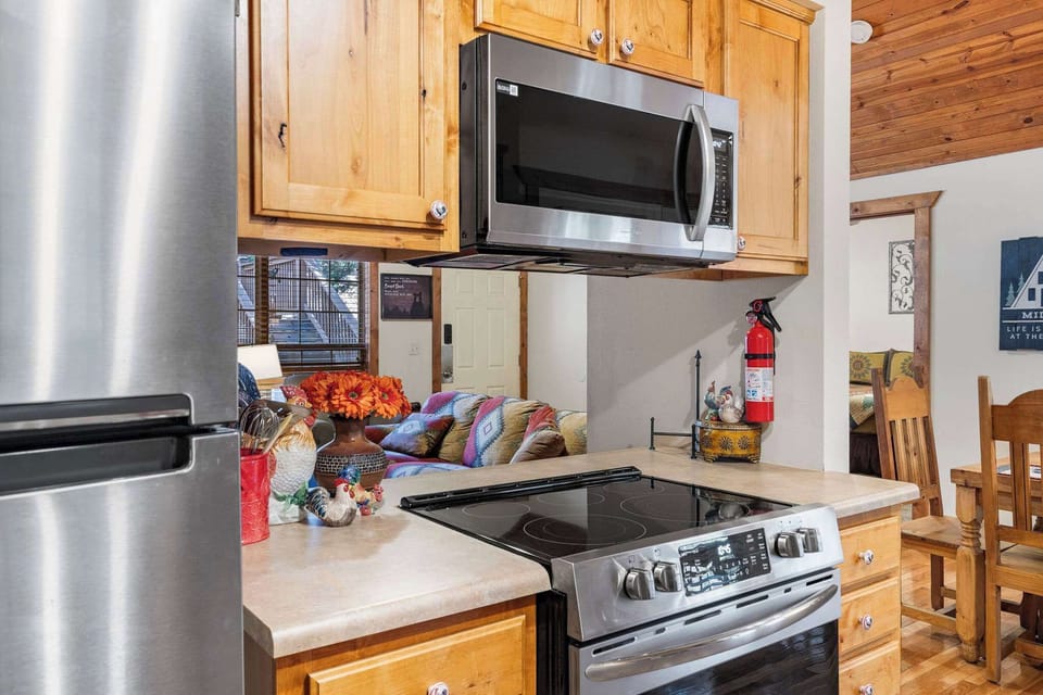 Cabin, Multiple Beds, Patio, Garden View (Milby Hideaway) | Private kitchen | Coffee/tea maker