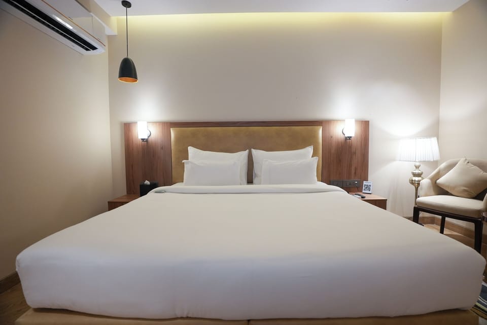 Superior Room, 1 King Bed, Balcony, City View | Egyptian cotton sheets, premium bedding, Select Comfort beds, minibar