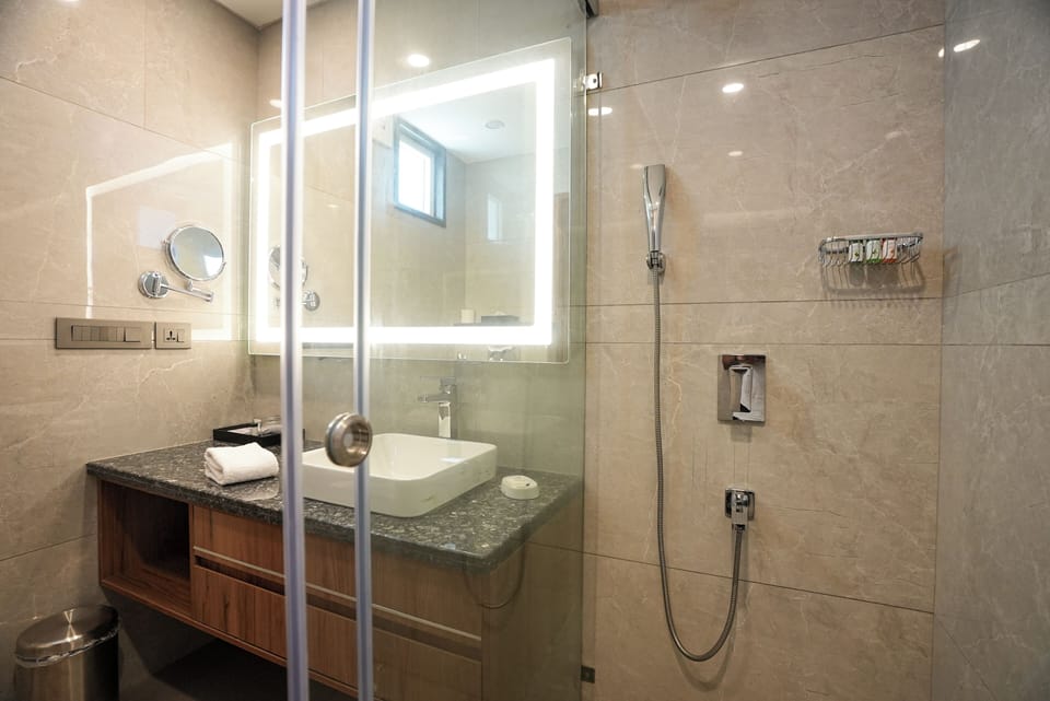 Shower, rainfall showerhead, free toiletries, hair dryer