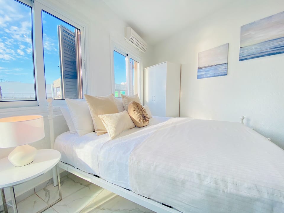 Luxury Studio | In-room safe, blackout drapes, iron/ironing board, free WiFi