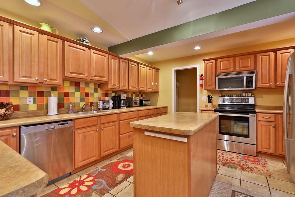 House, 4 Bedrooms | Private kitchen | Fridge, oven, coffee/tea maker