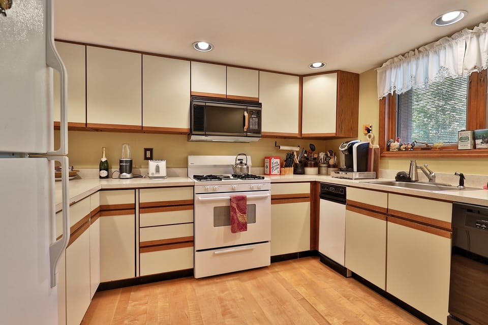 Condo, 2 Bedrooms | Private kitchen | Fridge, oven, coffee/tea maker, toaster