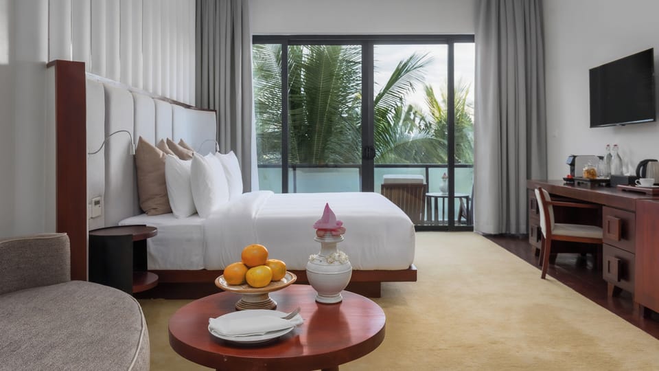Classic Suite Free Laundry + Daily 60Min Massage + Mini Bar + Airport Pick-Up | Frette Italian sheets, premium bedding, Select Comfort beds