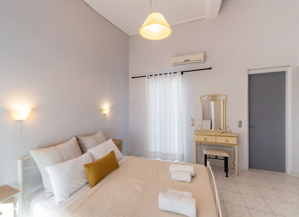 Superior Room, 1 Queen Bed | Free WiFi, bed sheets
