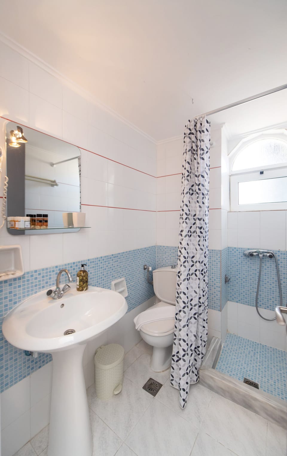 Superior Room, 1 Queen Bed | Bathroom | Shower, hydromassage showerhead, hair dryer, towels