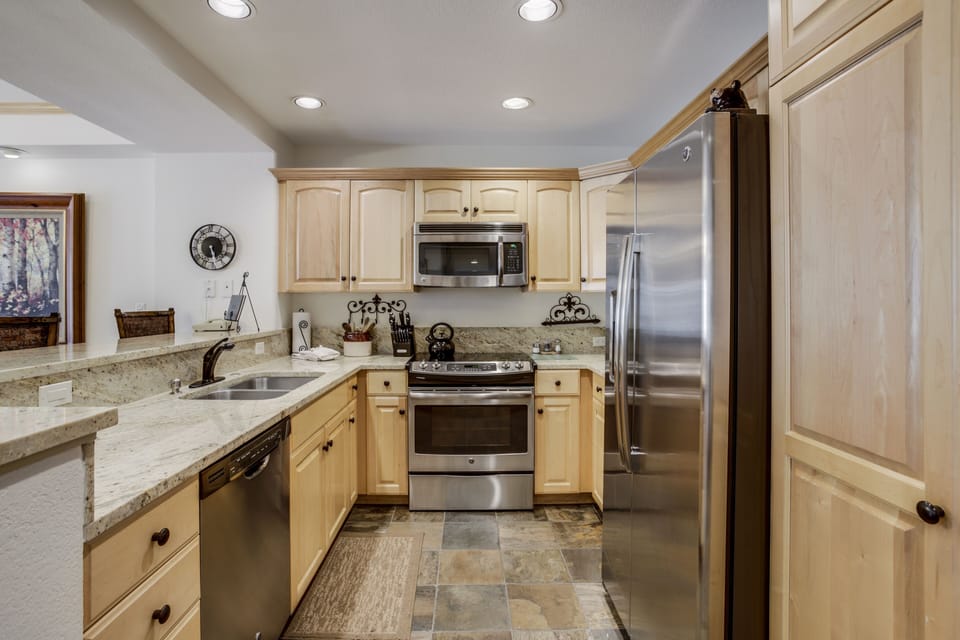 Condo, 3 Bedrooms | Private kitchen | Coffee/tea maker, oven