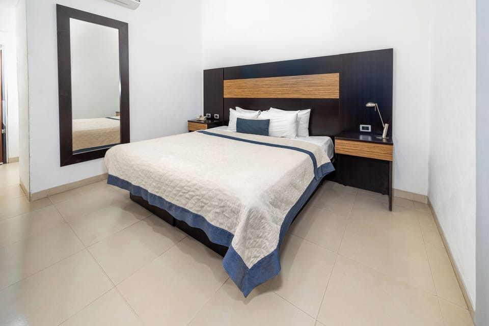 Standard Room | In-room safe, desk, laptop workspace, blackout drapes