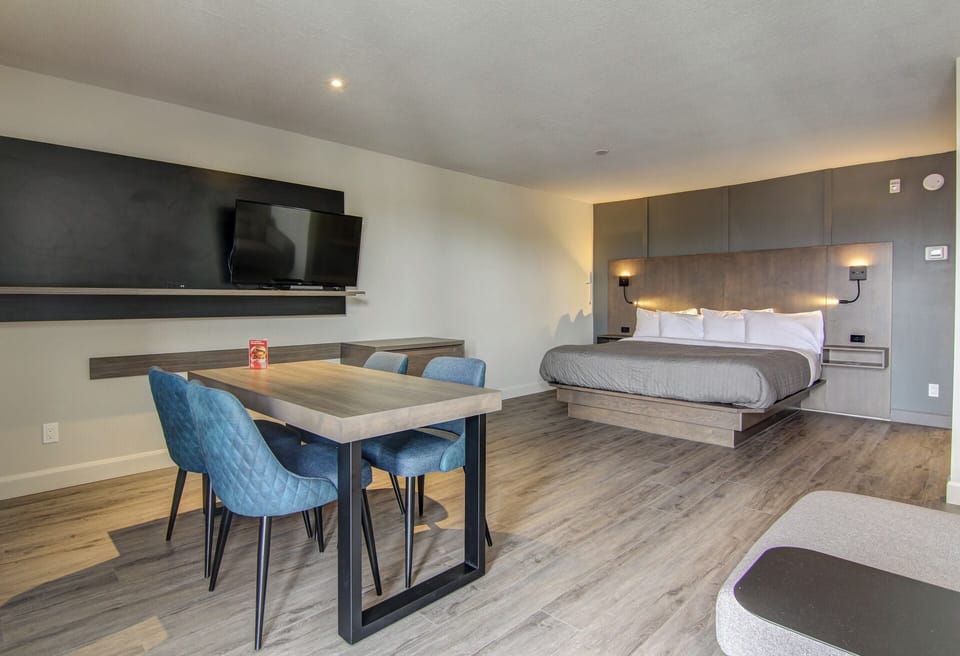 Deluxe Room, 1 King Bed, Balcony, City View | Blackout drapes, WiFi (free), individually furnished, bed sheets