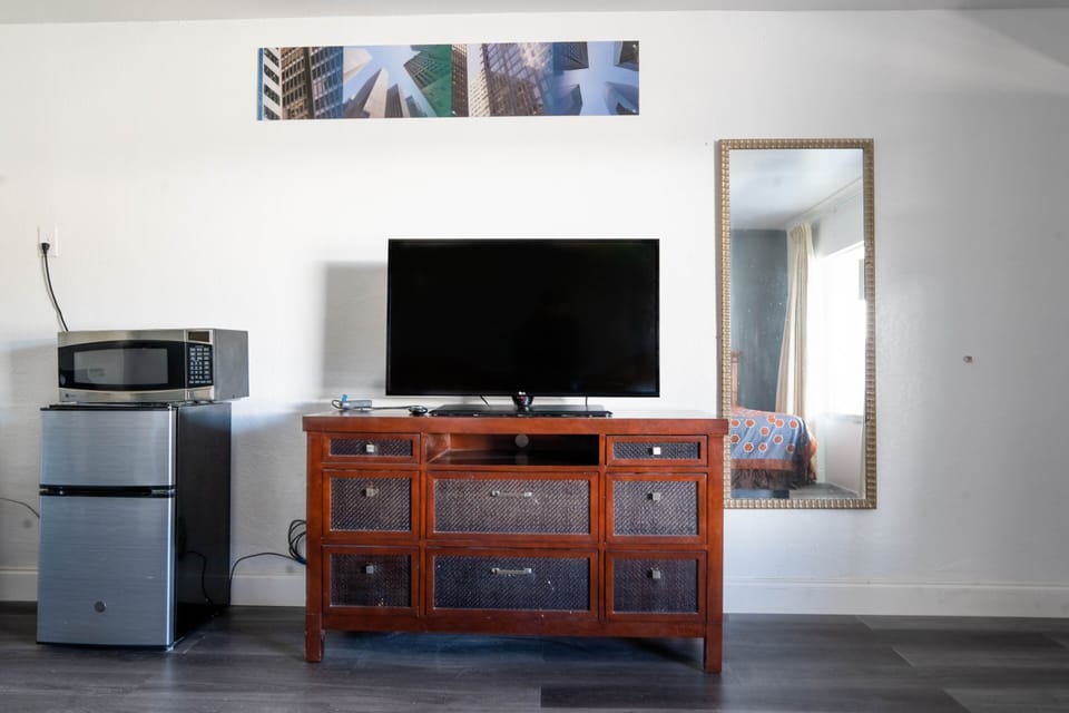 Room, 1 King Bed, Non Smoking | Room amenity