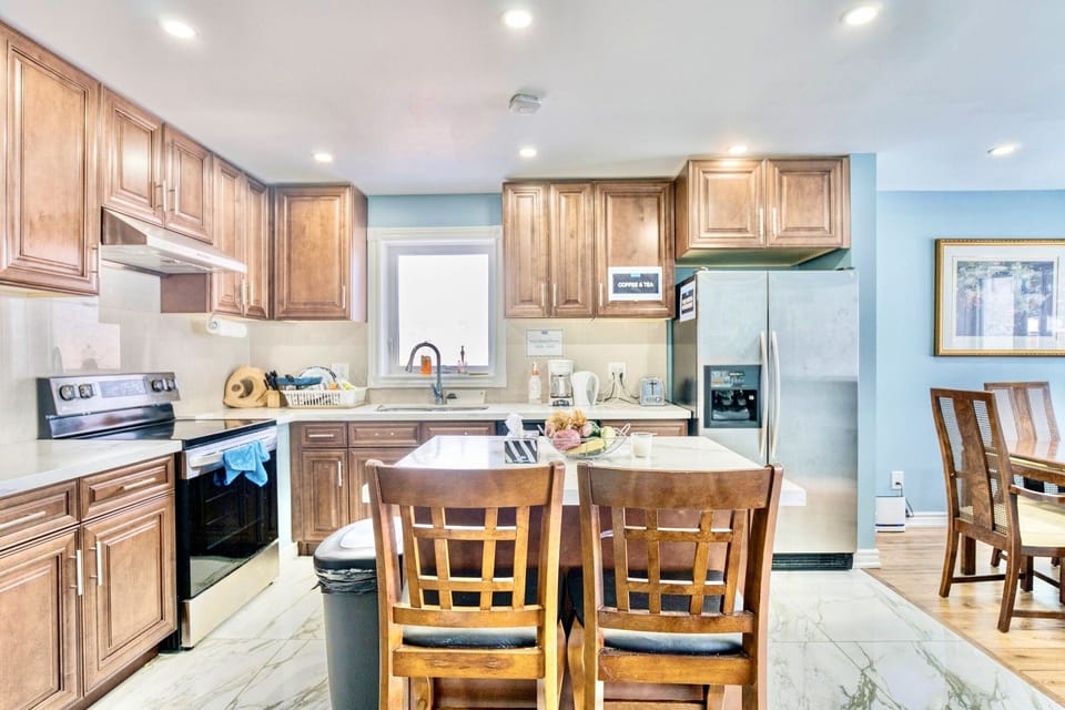 Coffee/tea maker, full-size fridge, microwave, oven