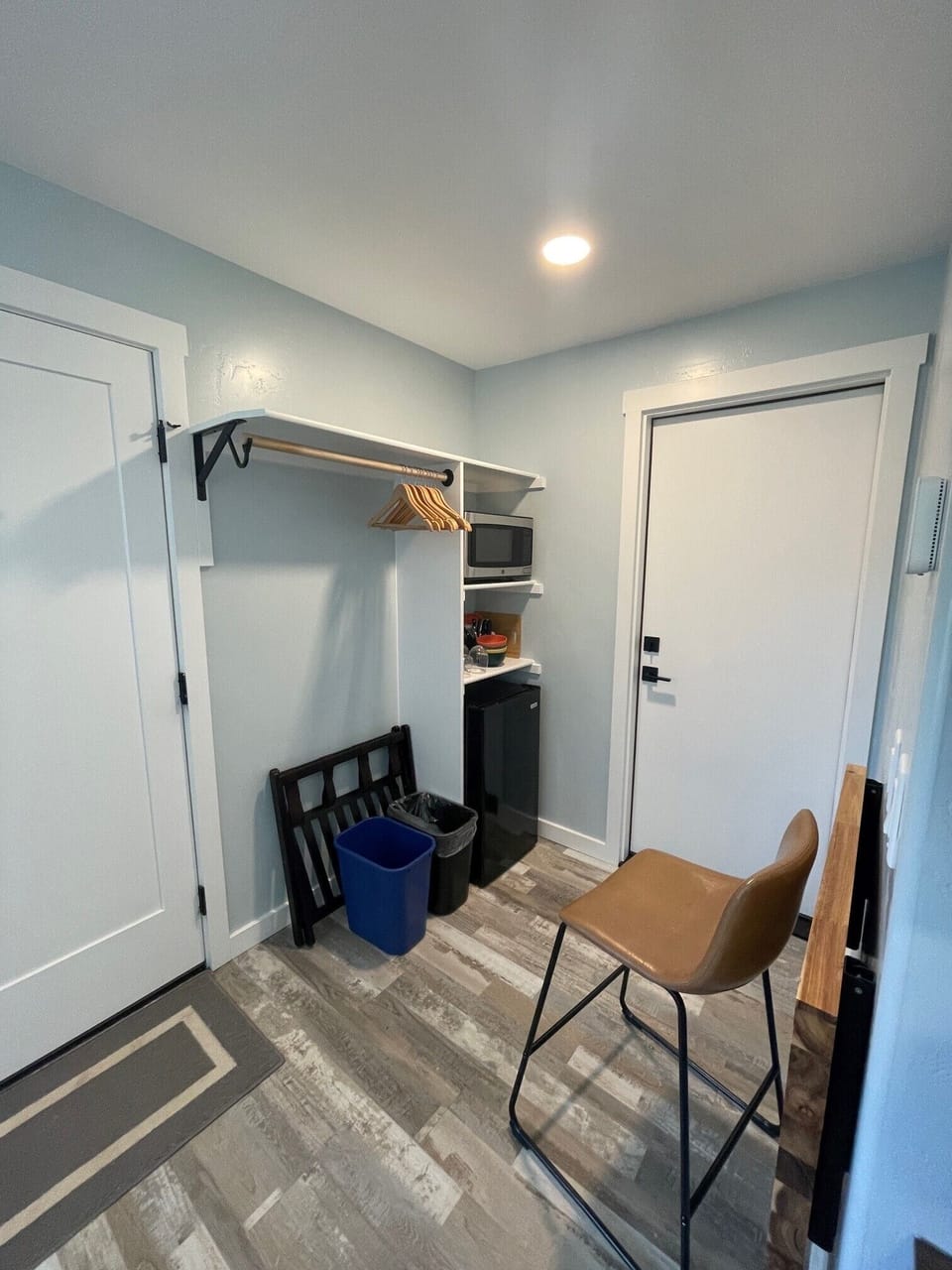 Comfort Suite | Private kitchen | Mini-fridge, microwave, coffee/tea maker, highchair