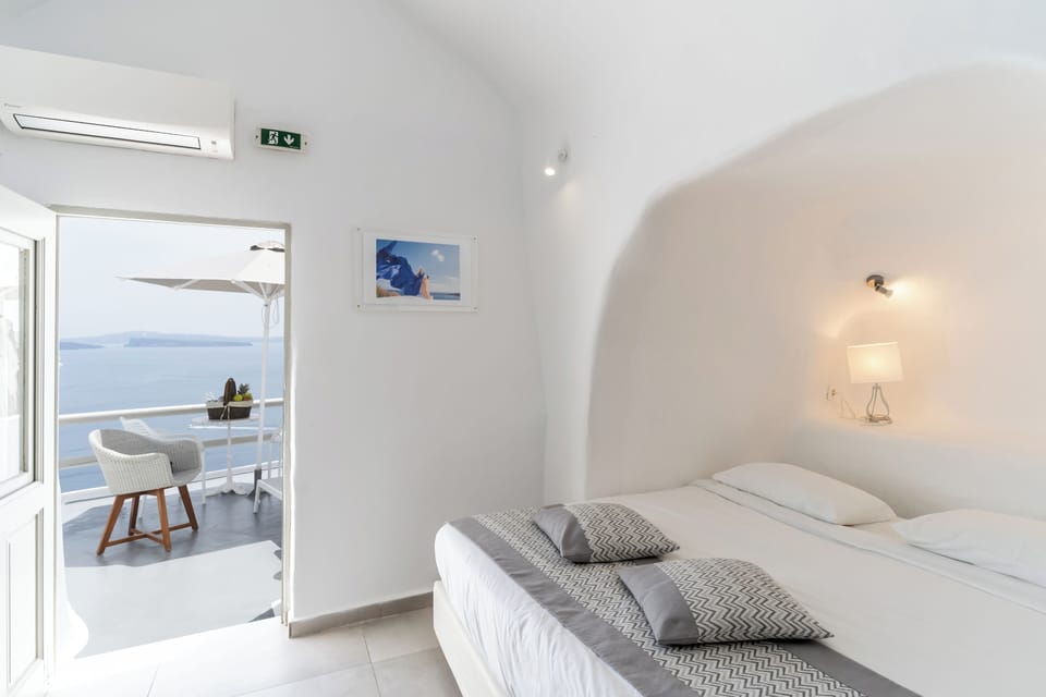 Cave Standard Studio with Caldera View | In-room safe, individually decorated, individually furnished