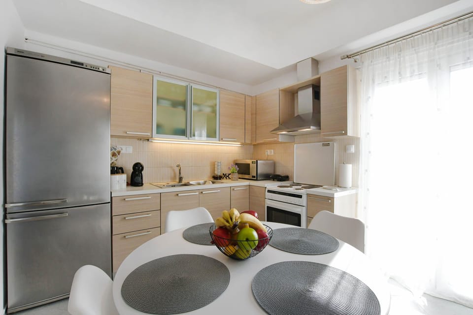 Deluxe Apartment | Private kitchen | Full-size fridge, microwave, oven, dishwasher